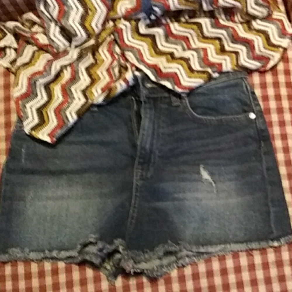 💋LAST PAIR😘VS. PINK denim shorts - Picture 3 of 6